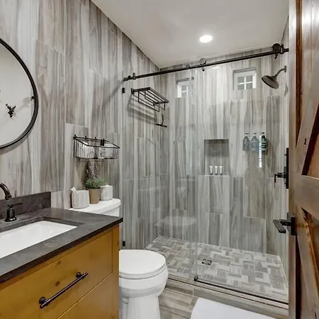 Southern Charm - Near Main With Hot Tub-3
